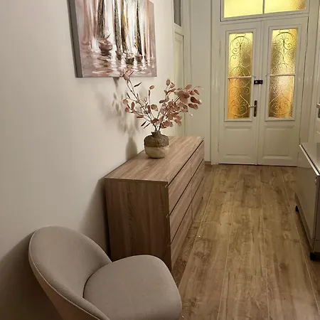 Away From Apartment- Center - Longer Term Rates Available Pula